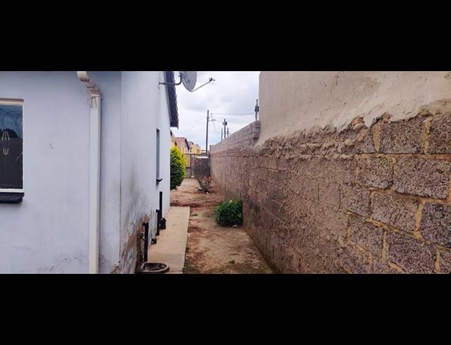 8 BEDROOM HOUSE FOR SALE IN PROTEA GLEN